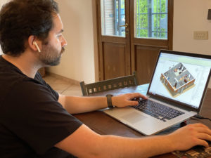 Lorenzo Pede a lavoro su una modellazione BIM in Revit al suo computer e postazione di lavoro in smartworking